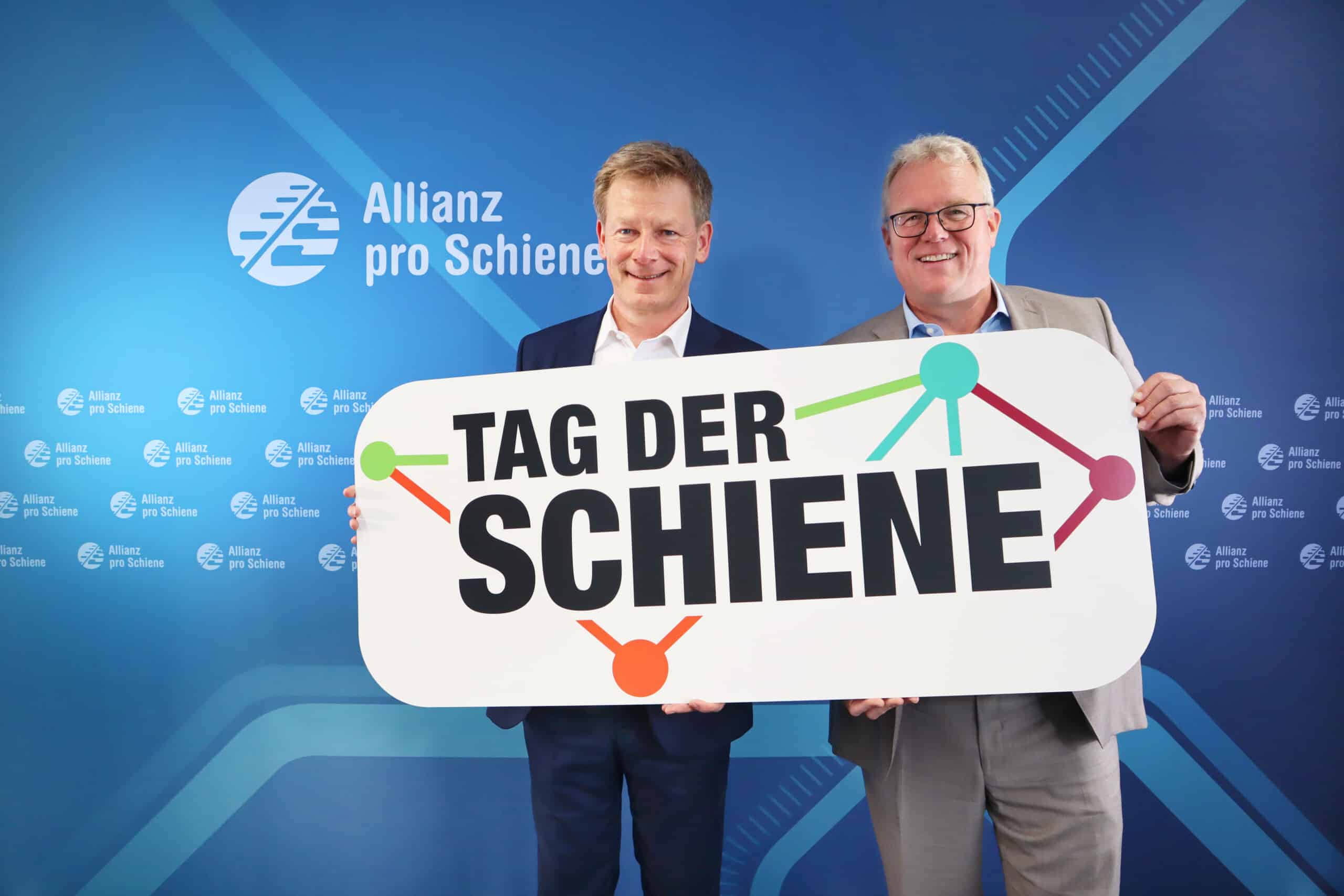 Richard Lutz (DB) und Dirk Flege (Allianz pro Schiene) stimmen auf den Tag der Schiene ein.